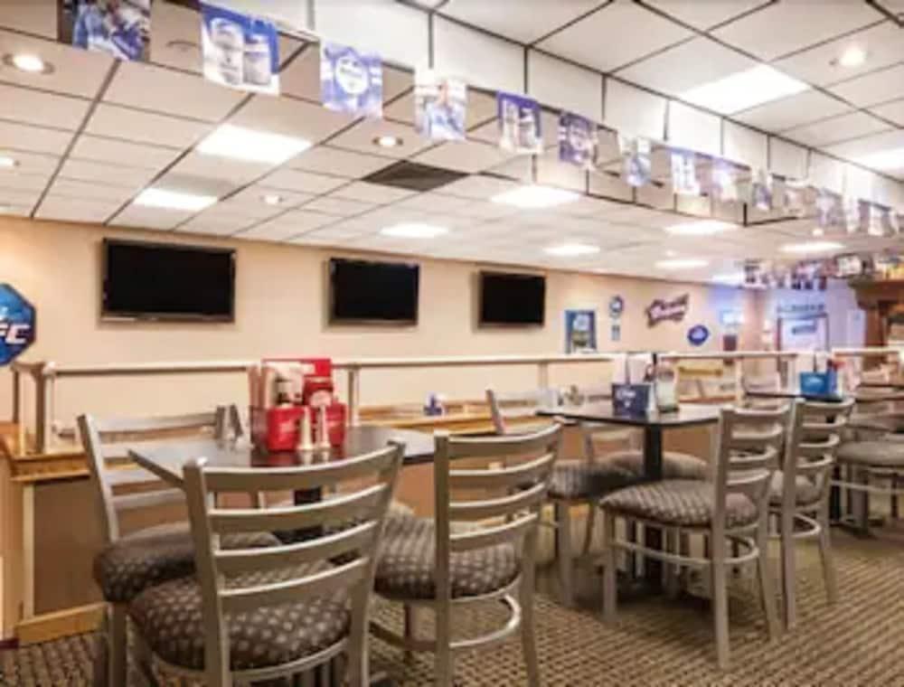 Ramada By Wyndham Paintsville Hotel & Conference Center מראה חיצוני תמונה