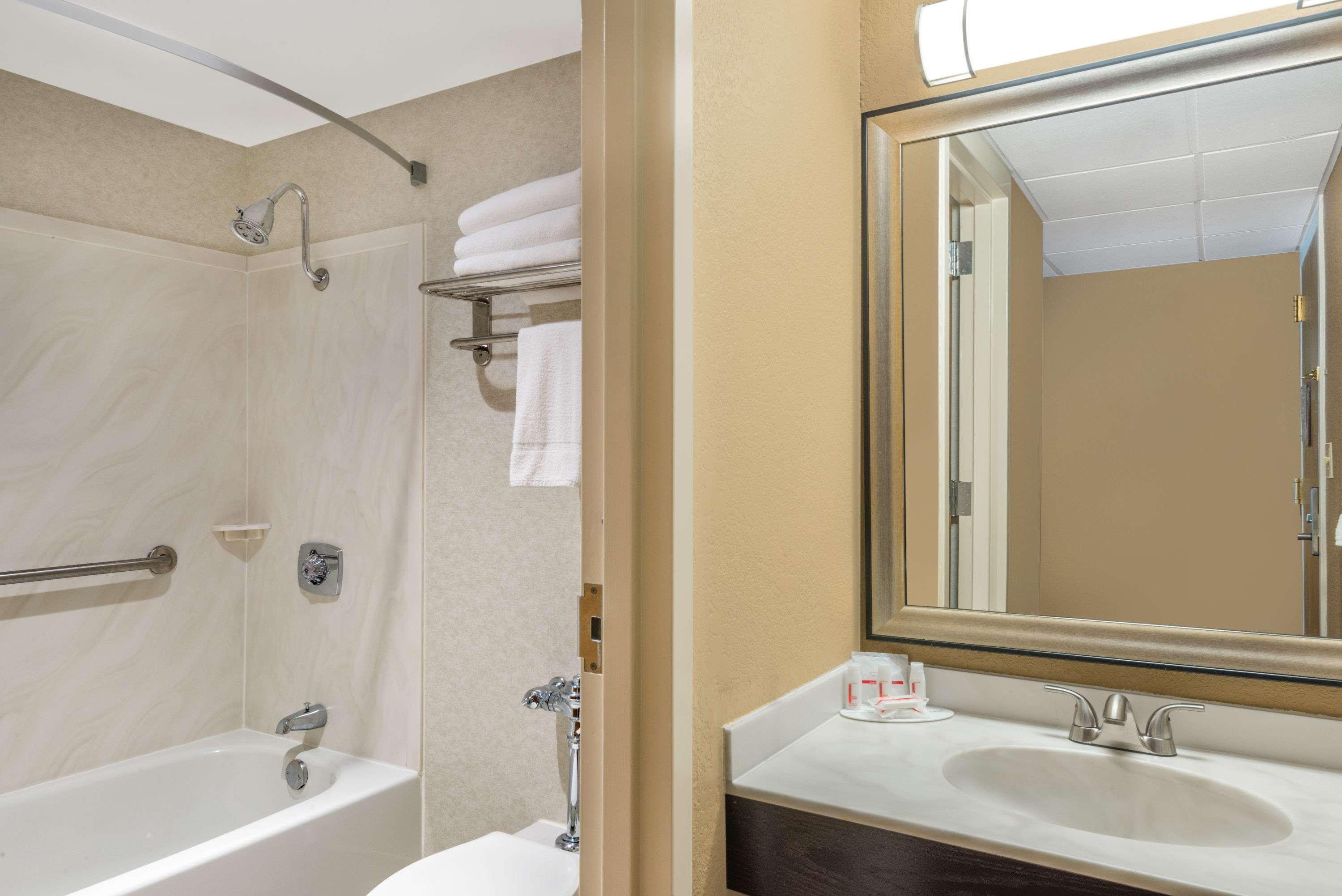 Ramada By Wyndham Paintsville Hotel & Conference Center מראה חיצוני תמונה