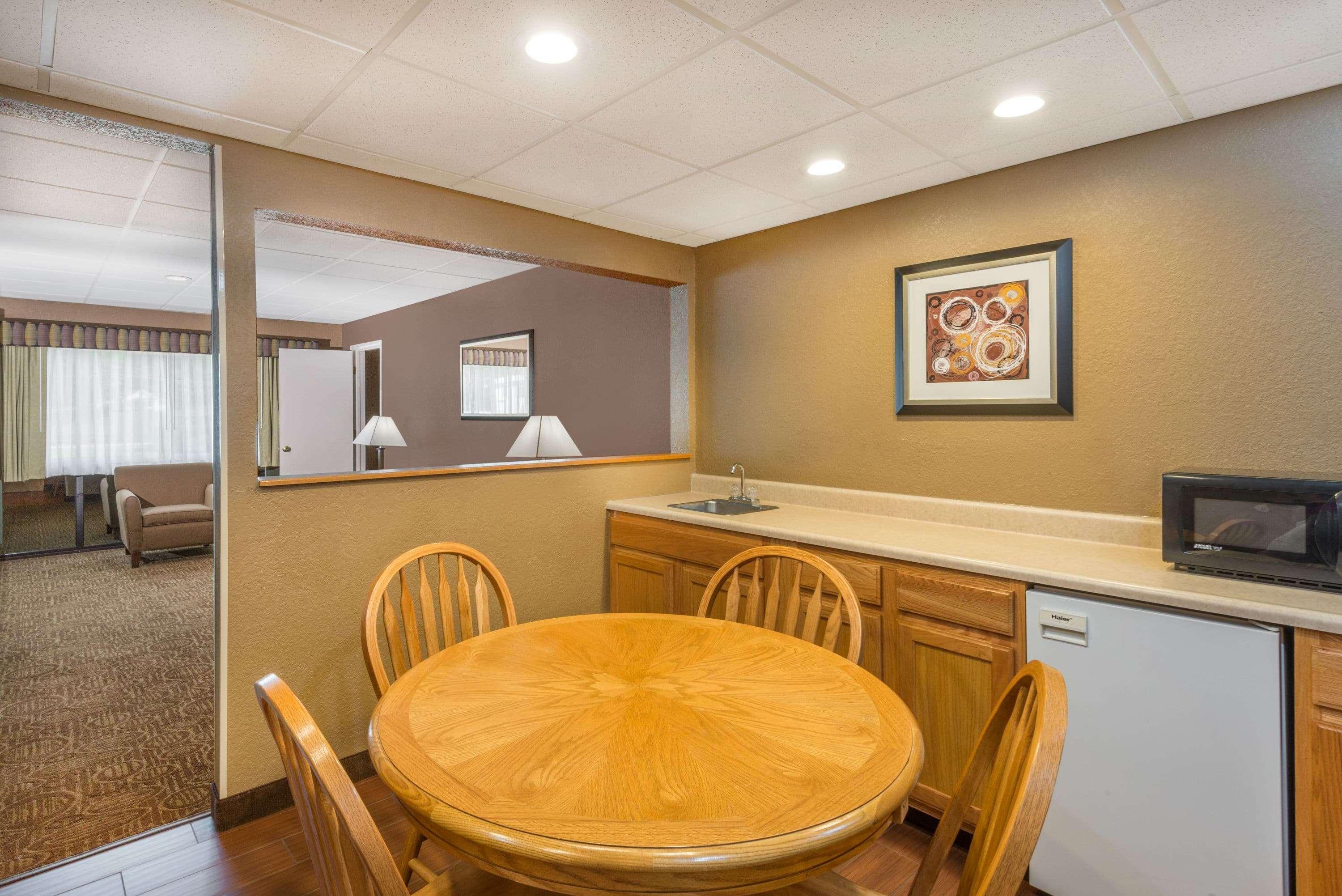 Ramada By Wyndham Paintsville Hotel & Conference Center מראה חיצוני תמונה